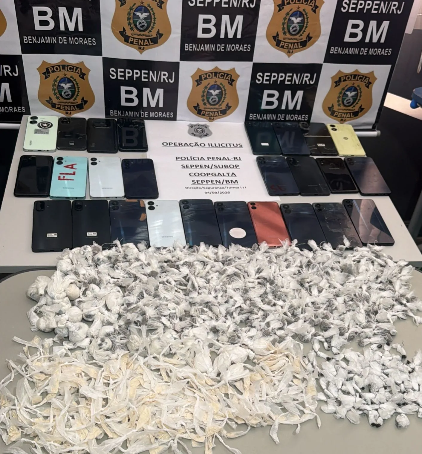 Polícia Penal apreende 26 celulares e grande quantidade de drogas em presídio no Rio