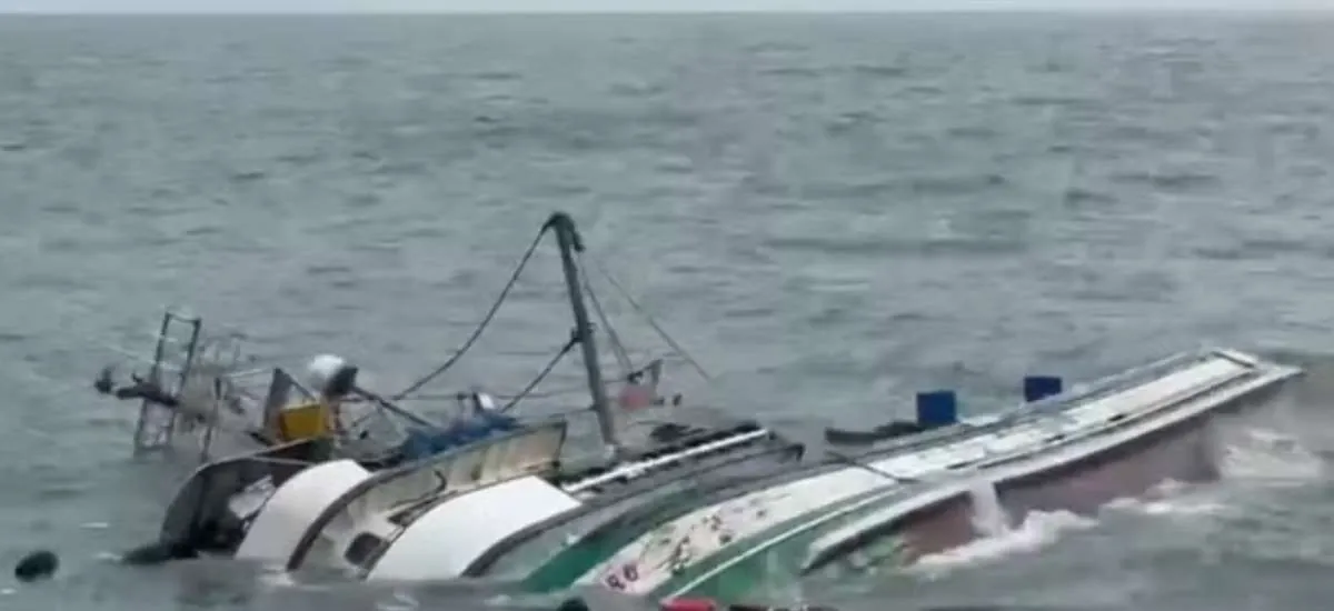 VÍDEO: Barco de pesca naufraga no Litoral Sul do RS