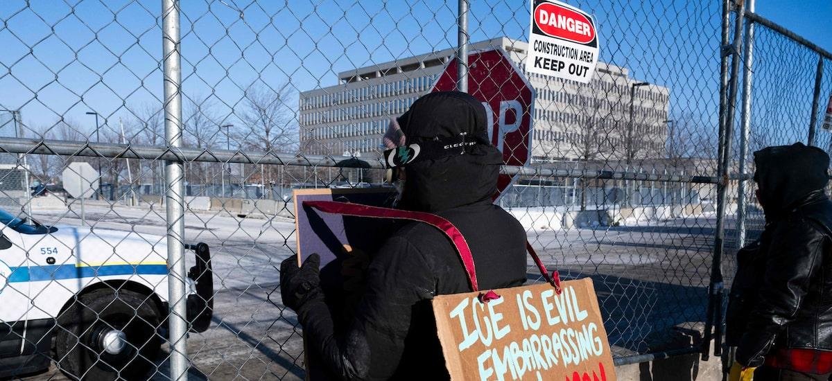 Governo Trump orienta agentes a entrar em casas de imigrantes sem mandado, diz agência