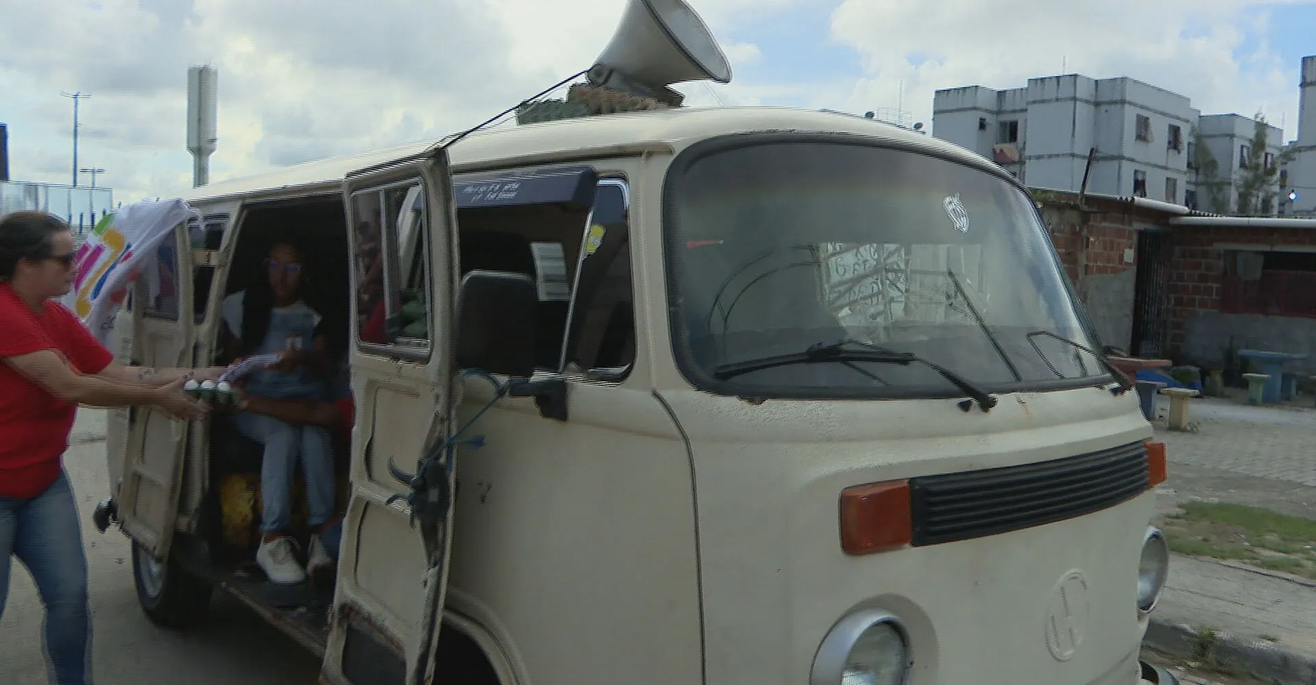 'Carro do ovo' leva mensagem contra feminicídio no Grande Recife