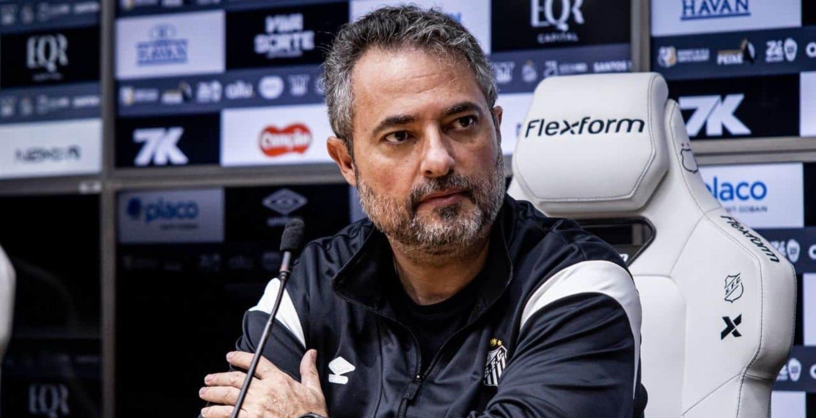 Diretor do Santos cobra punição para árbitro que xingou lateral do Peixe