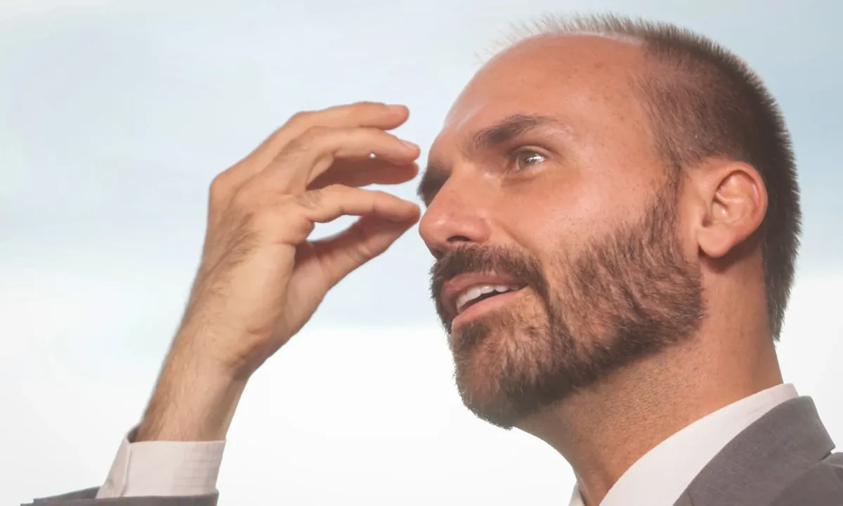 Eduardo Bolsonaro reage à crítica de Zema a Flávio: “Não seja tão vil”