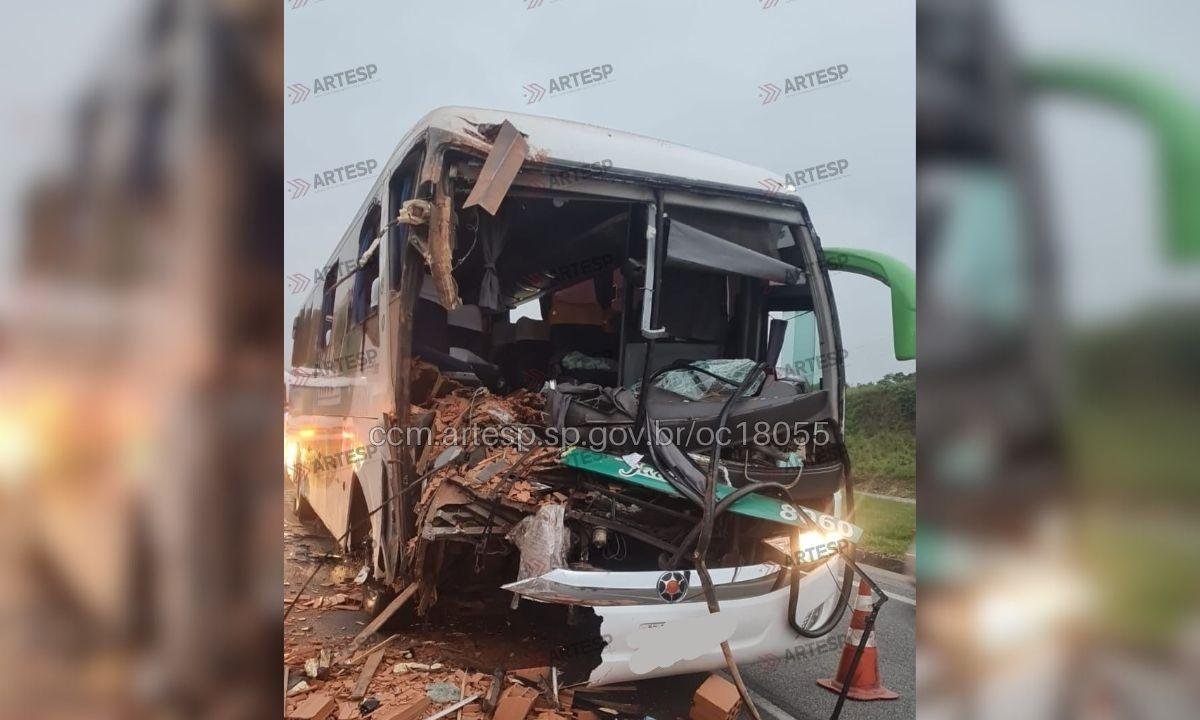 Ônibus com 30 passageiros bate em caminhão e deixa feridos em SP