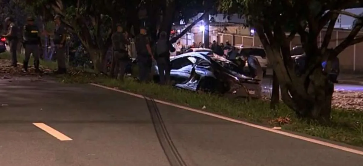 Casal morre em batida de Porsche contra árvore no interior de SP