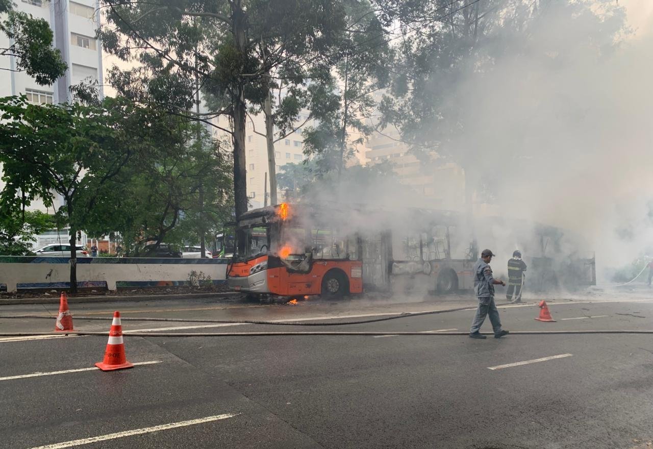 Incêndio em ônibus interdita a Avenida Rebouças na zona oeste de SP
