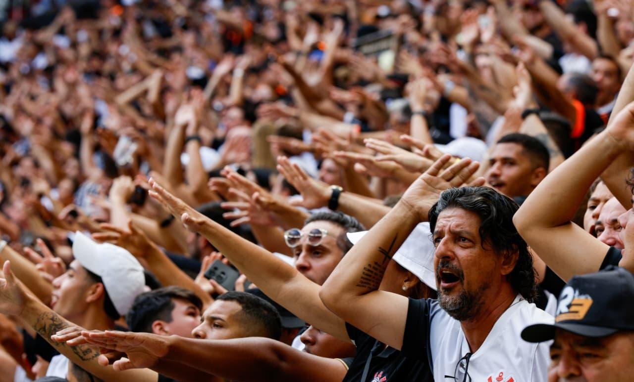 Supercopa: torcida do Corinthians apresenta mosaico antes do jogo