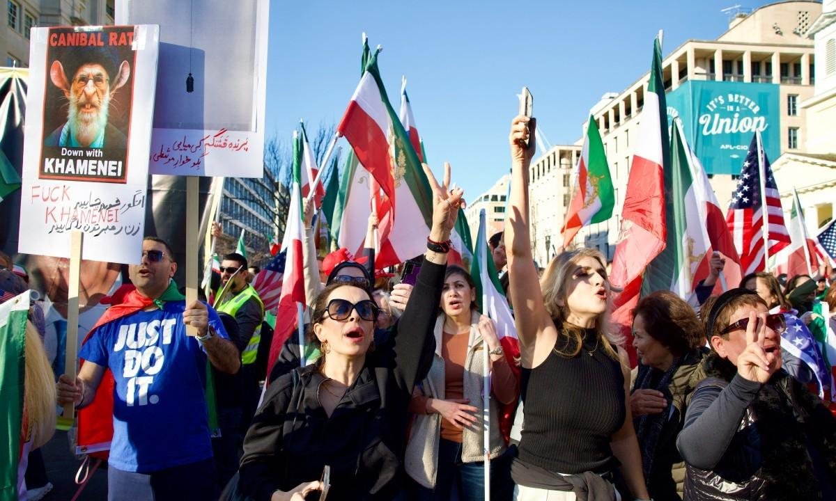 Iranianos em diáspora alimentam esperança de novo regime após ataques dos EUA e Israel e morte de líder supremo