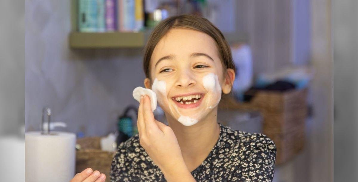 Criança pode fazer skincare? Buscas disparam e especialistas fazem alerta