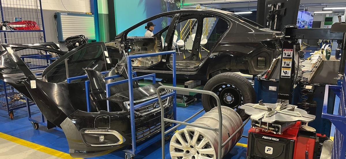 Stellantis desmonta 600 carros e reaproveita 9 mil peças