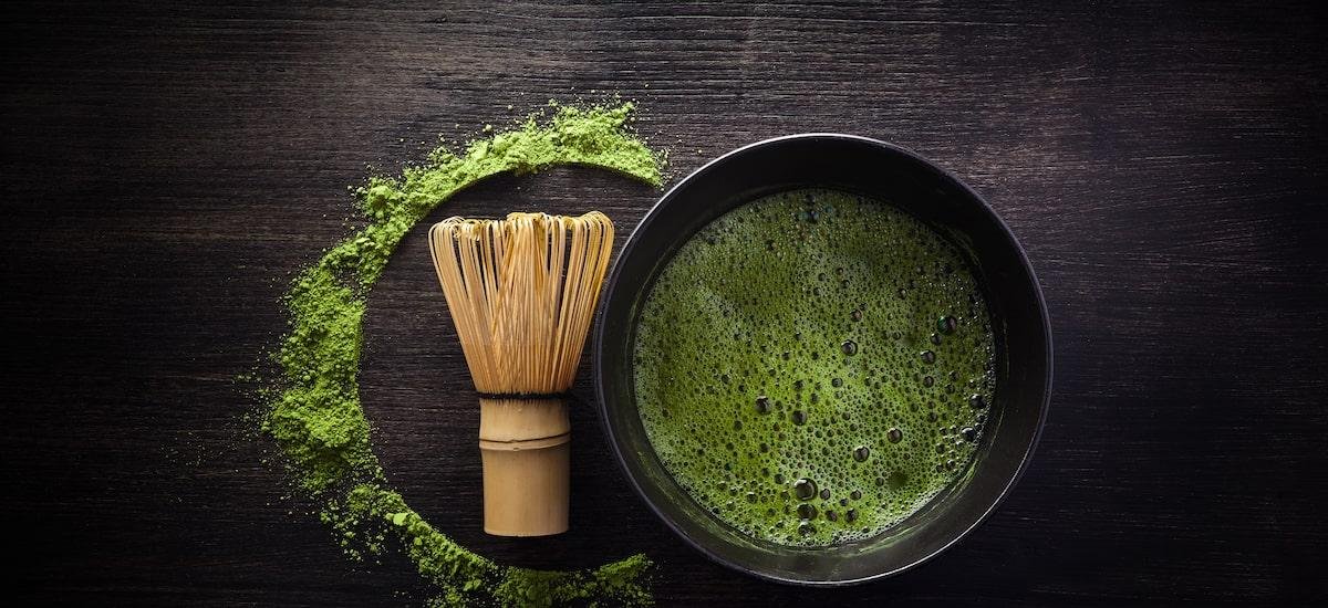5 benefícios do matcha e como fazer a bebida em casa