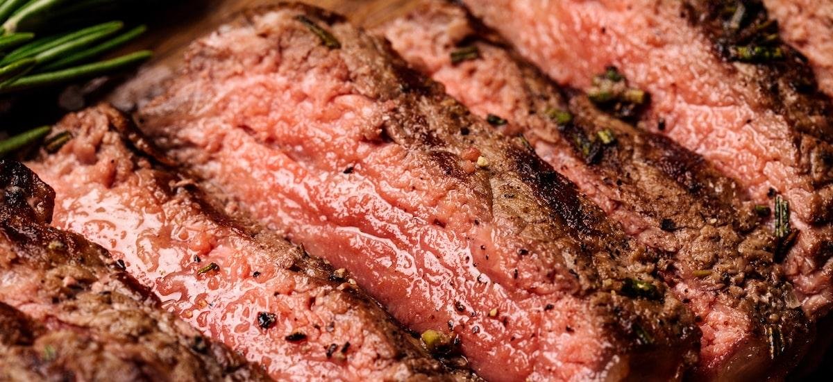 Flat iron, denver e tomahawk: veja o que significam esses cortes de carne