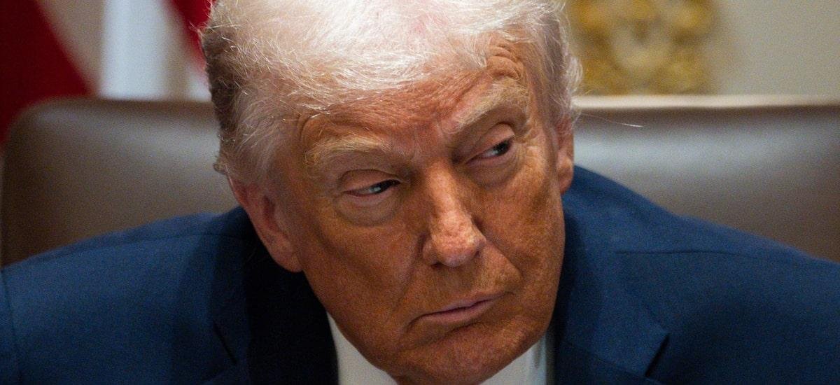 Trump anuncia tarifaço de 25% para países que negociam com o Irã, parceiro comercial do Brasil