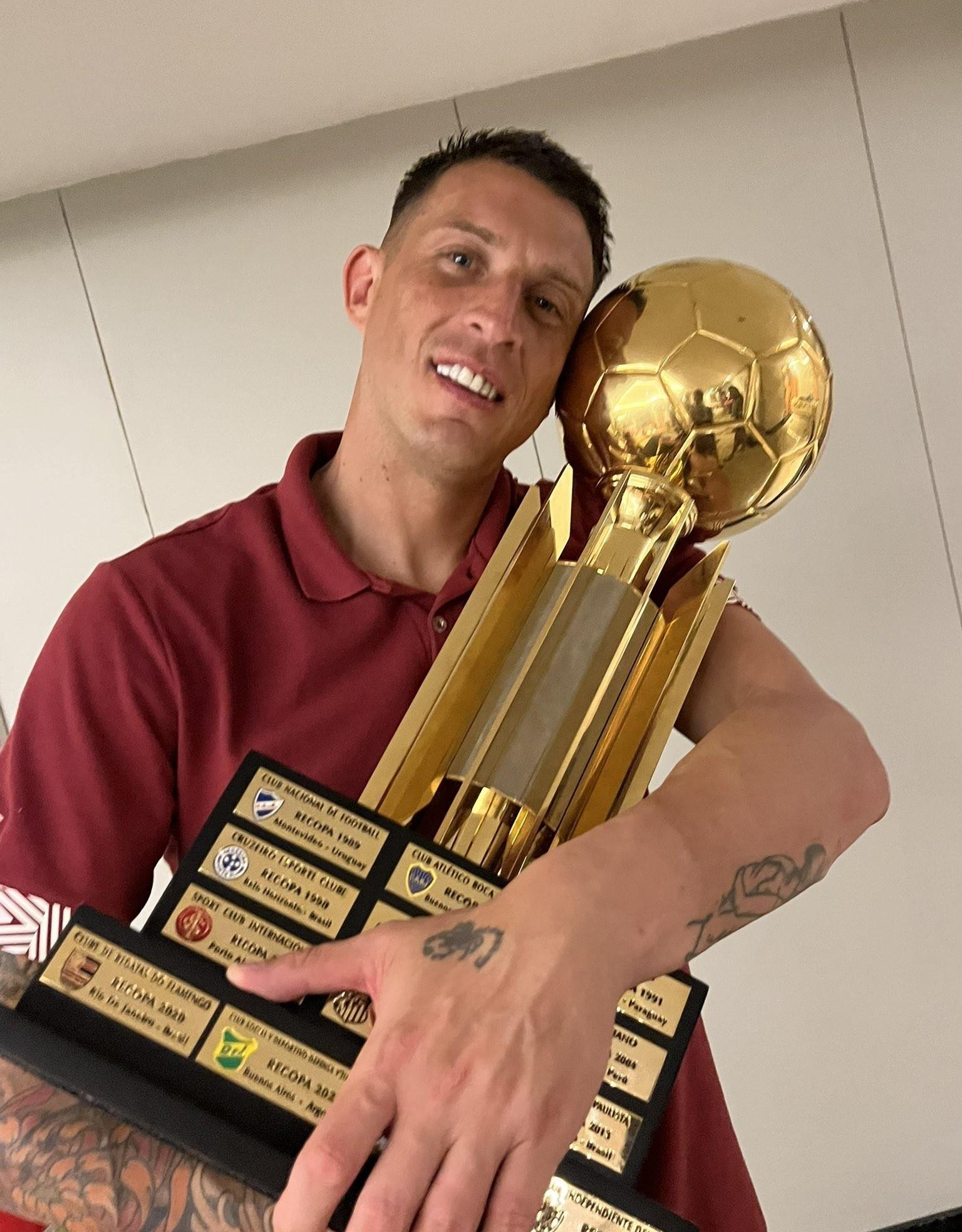 Lanús publica foto da taça da Recopa com provocação a Paquetá: 'para abraçá-la 47 milhões de vezes'