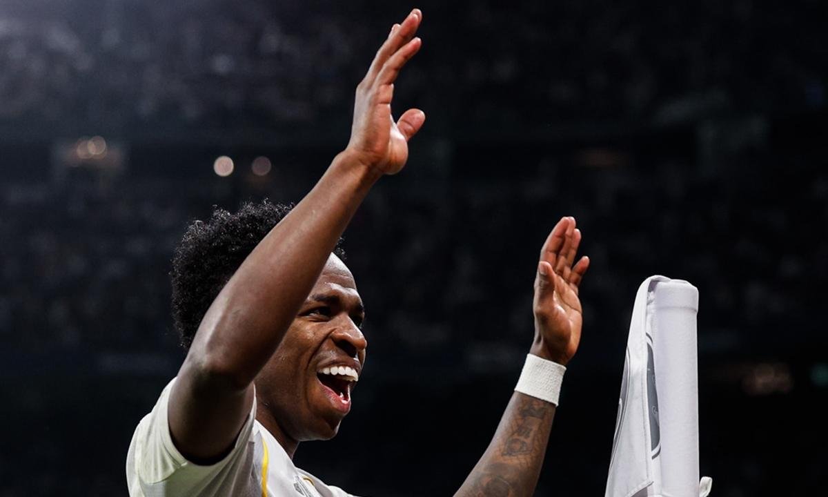 Vini marca, Real vence Benfica e está nas oitavas da Champions League