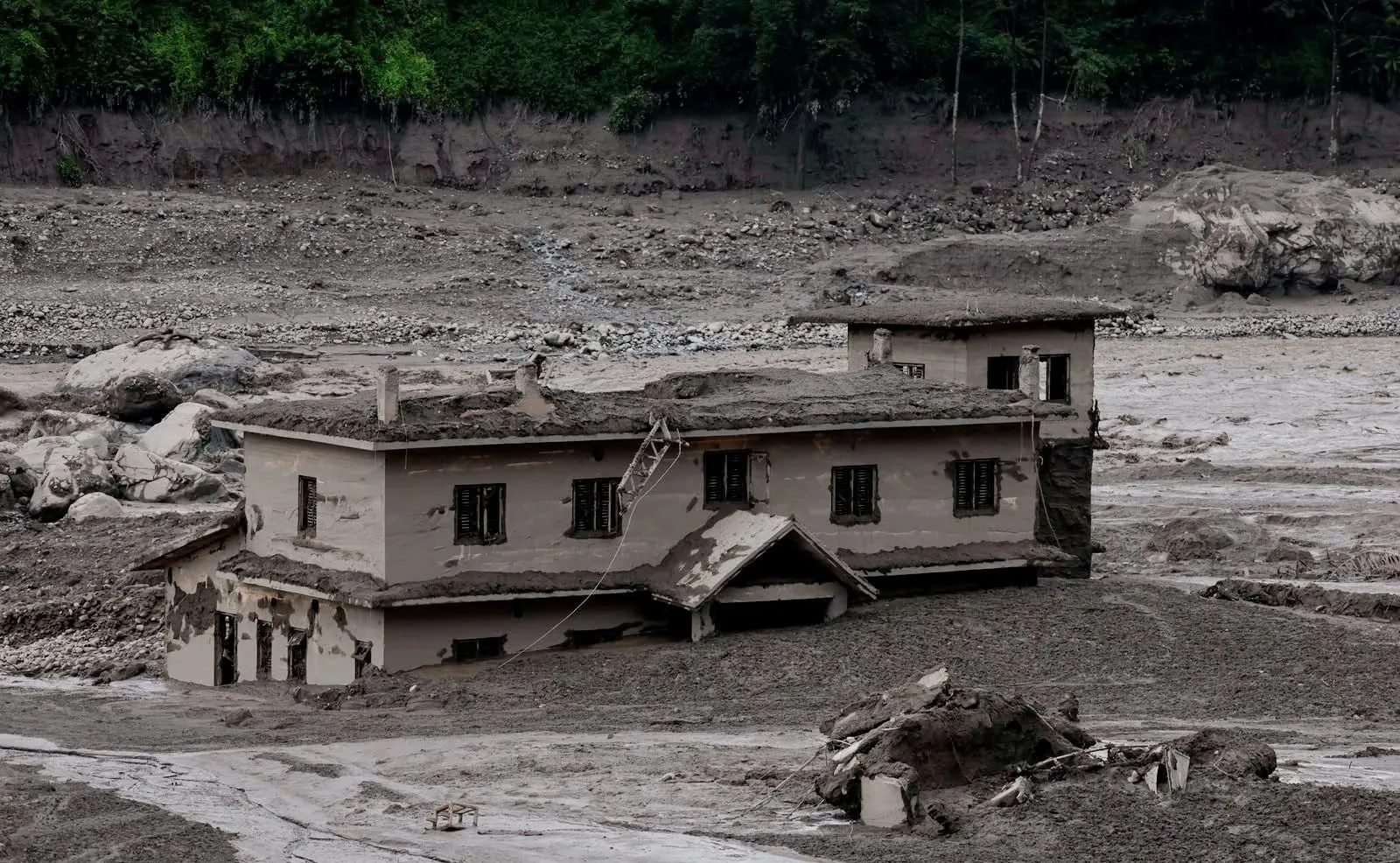 Nepal e Tibete ficam em alerta pelo risco de nova avalanche em lago glacial