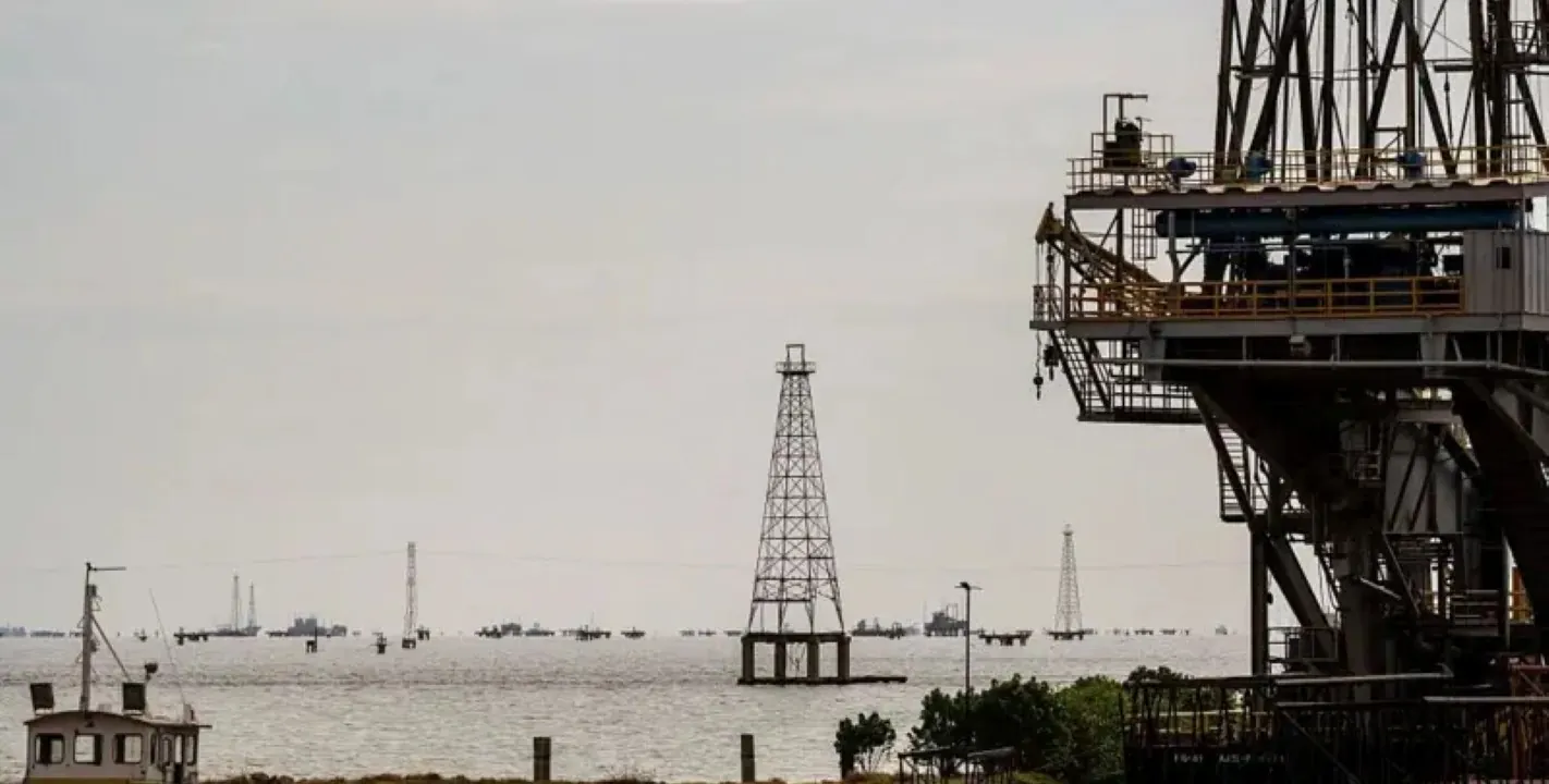 Petróleo volta a superar US$ 100 com escalada das tensões no Oriente Médio