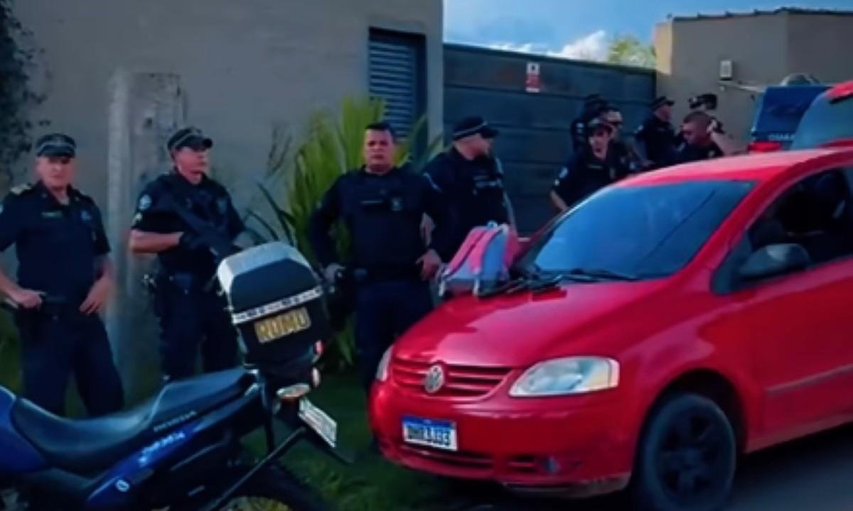 Homem é preso após atirar no pescoço da irmã em briga por dinheiro