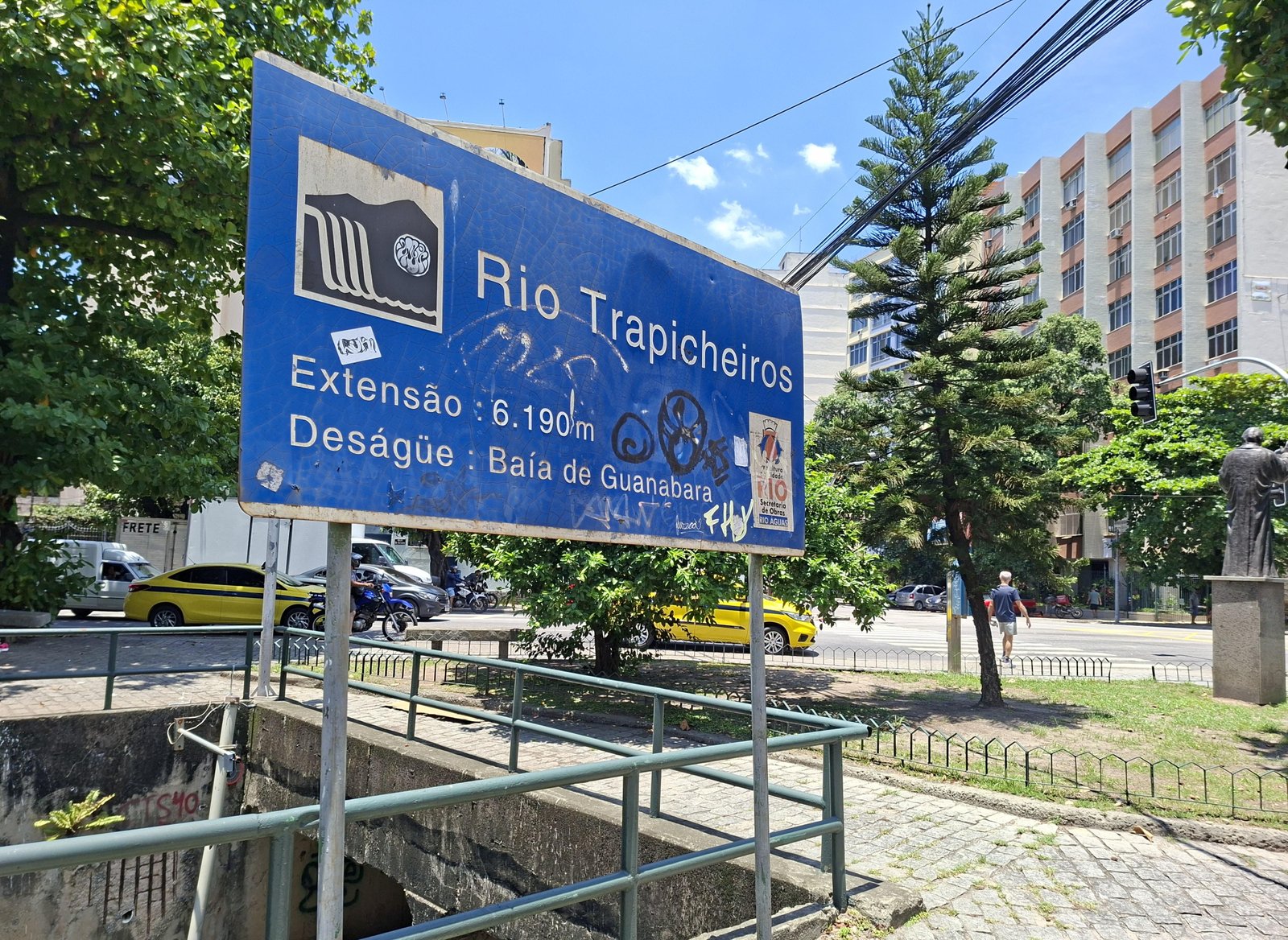 Desobstrução de rede na Zona Norte evita que dois milhões de litros de esgoto sejam lançados por dia na Baía de Guanabara