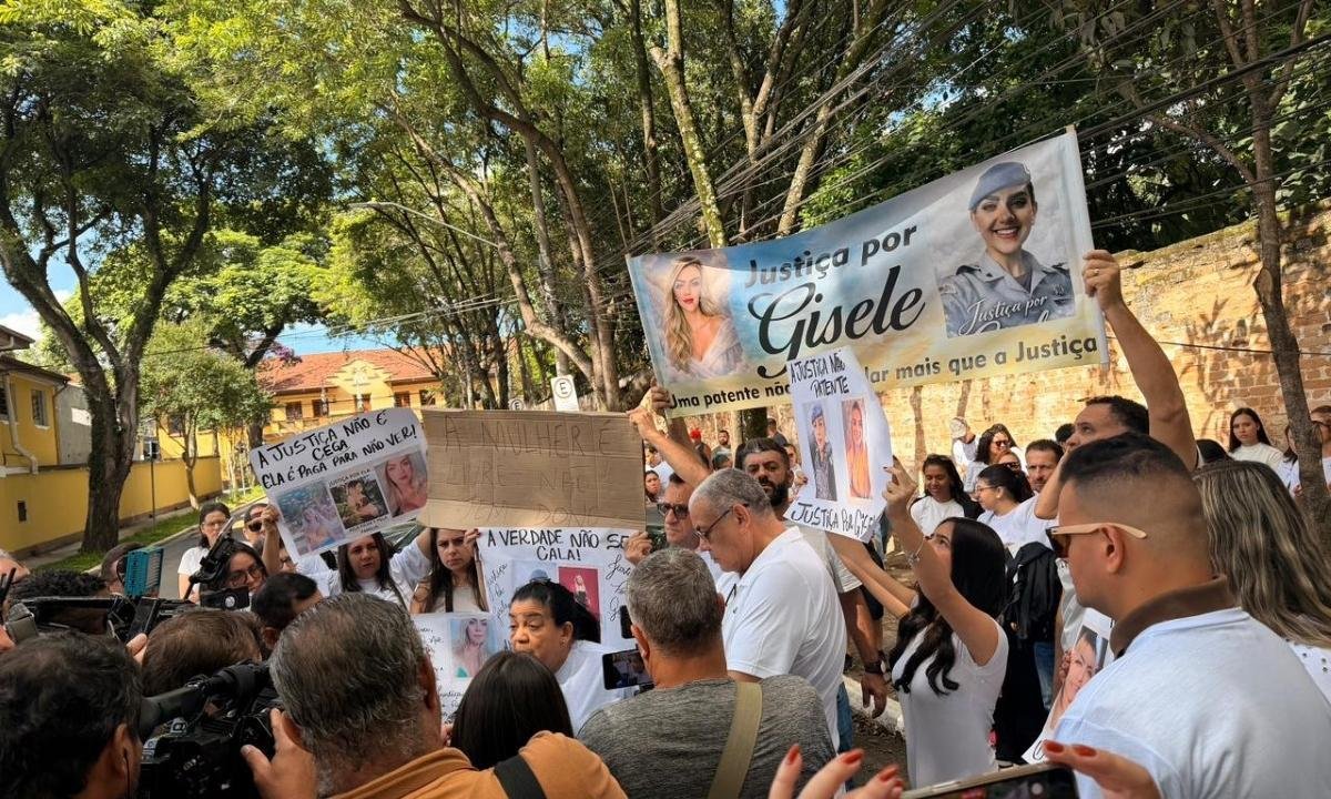 Amigos protestam após morte suspeita de PM: "Existe ditadura no quartel"