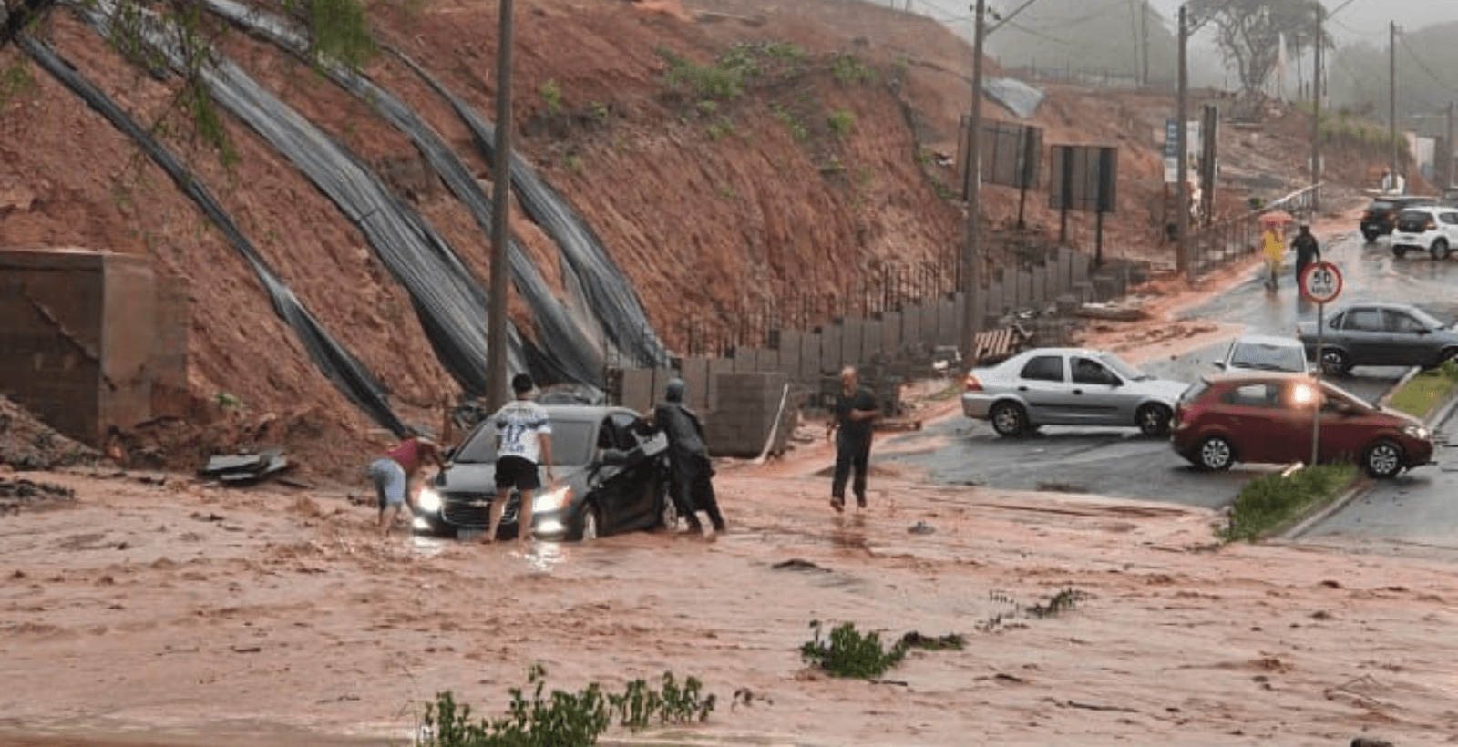 Chuva forte provoca estragos e alagamentos na cidade de Marília