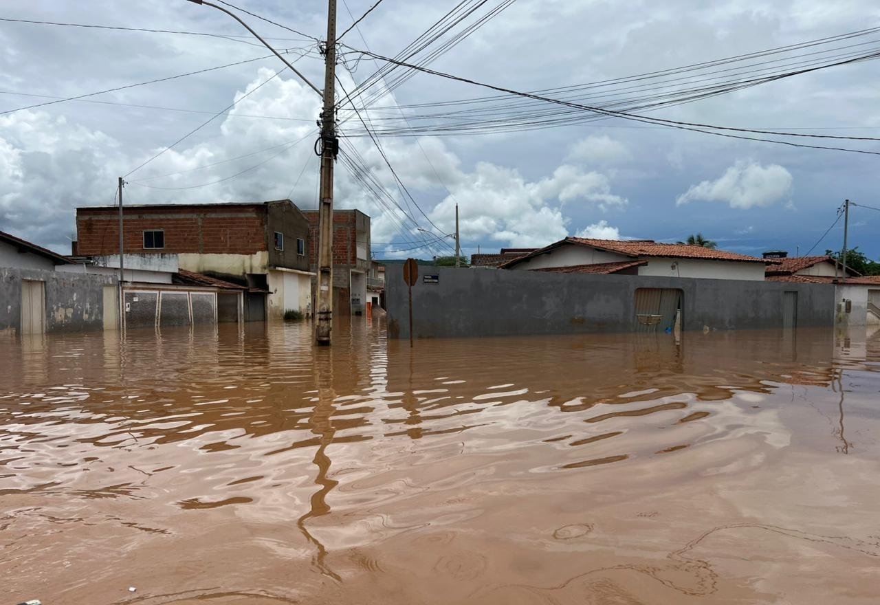 Inmet emite novo alerta vermelho para Espinosa | G1