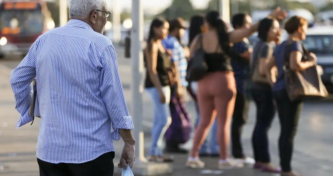 Teto de pensionista e aposentado do INSS sobe para R$ 8.475,55 em 2026