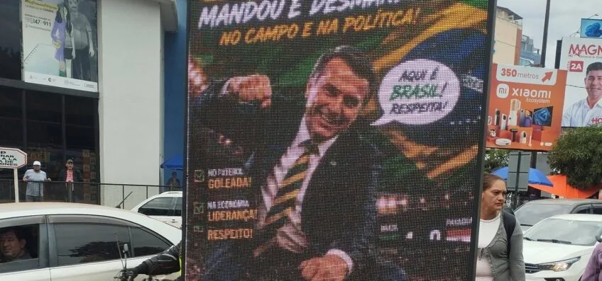 Manifestantes derrubam painel com montagem de Bolsonaro no Paraguai