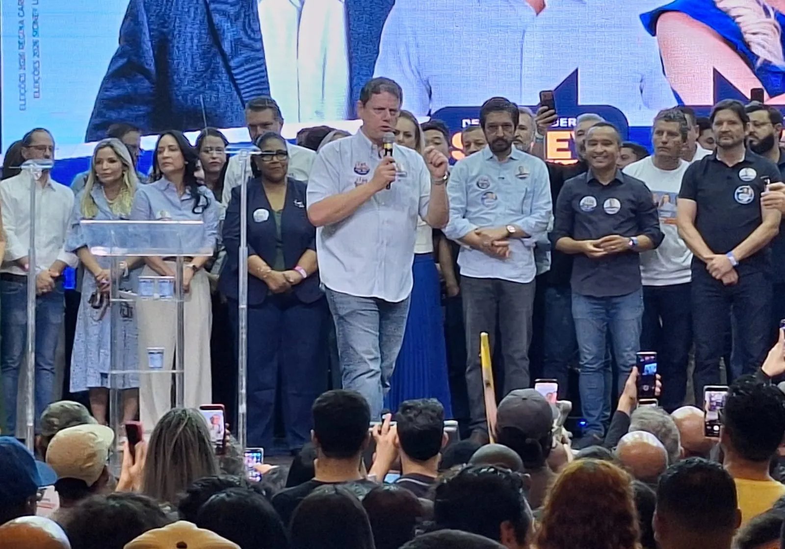 Tarcísio afirma que ‘está com Flávio’, mas também ‘captura’ votos de eleitor de Lula
