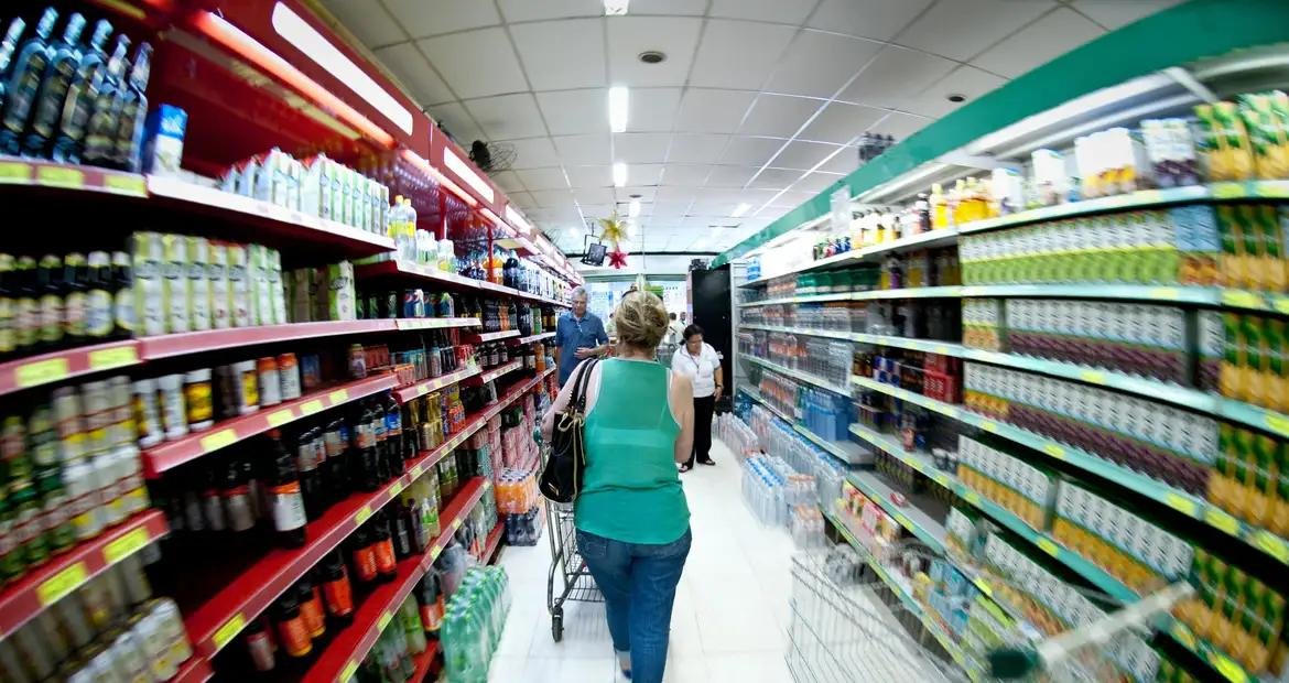 Preço da cesta básica de alimentos cai em 24 capitais, diz pesquisa