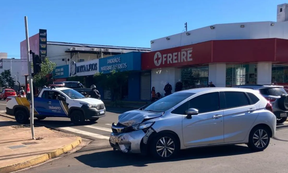 Mulher sofre acidente após viatura avançar sinal em perseguição | G1