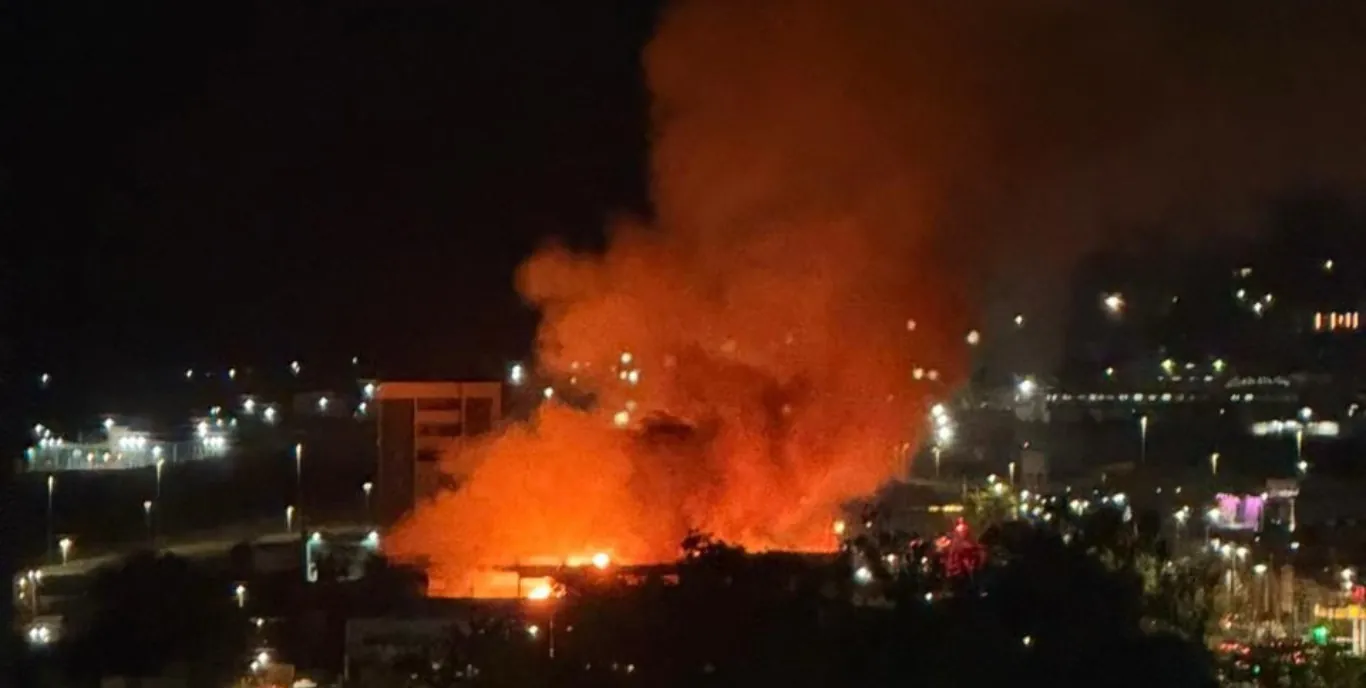 Incêndio em loja de utilidades de Caruaru tem risco de colapso | G1