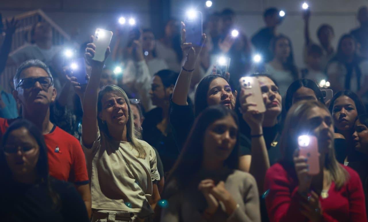 "Emocionante de ver", diz família sobre vigília para adolescente agredido