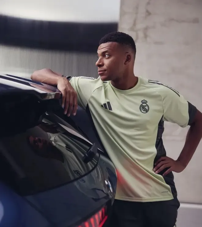 Mbappé troca limusine por SUV elétrico e recebe um dos primeiros BMW iX3 do mundo avaliado em R$ 420 mil