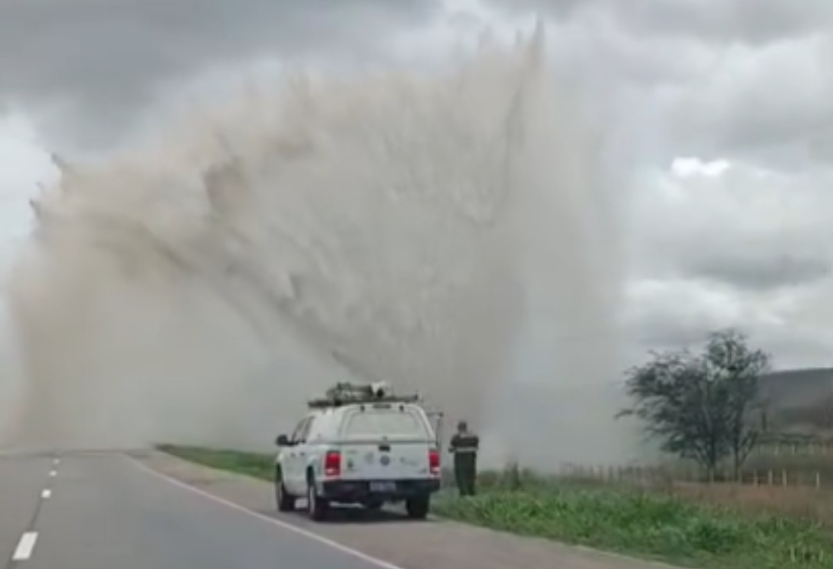 Adutora do Agreste rompe na BR-232 e afeta abastecimento; VÍDEO | G1