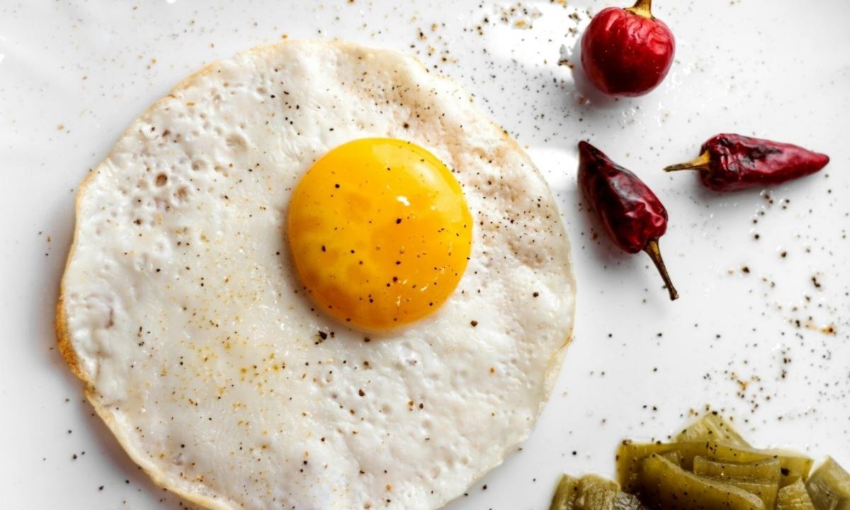 Sem óleo ou frigideira, ovo frito na air fryer fica pronto em minutos