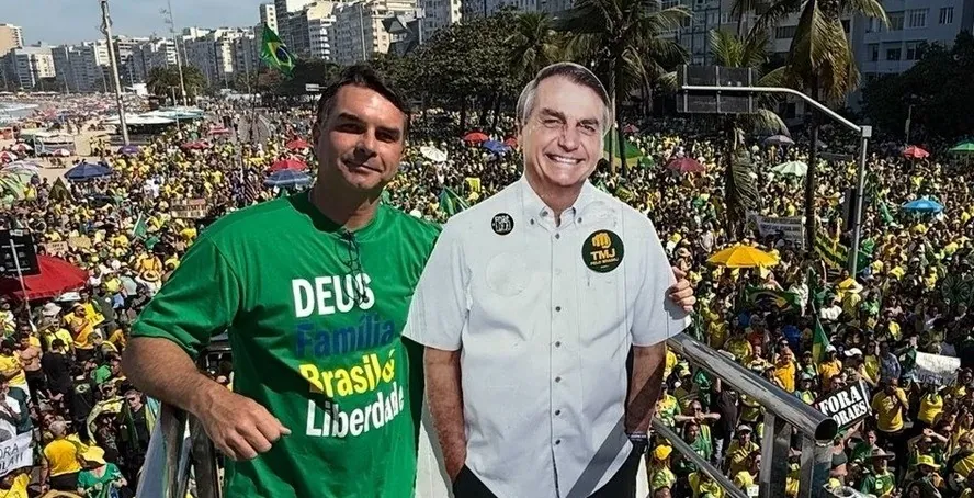 Flávio Bolsonaro diz que tem preferência por vice mulher e que, se eleito, dará cargo ao pai