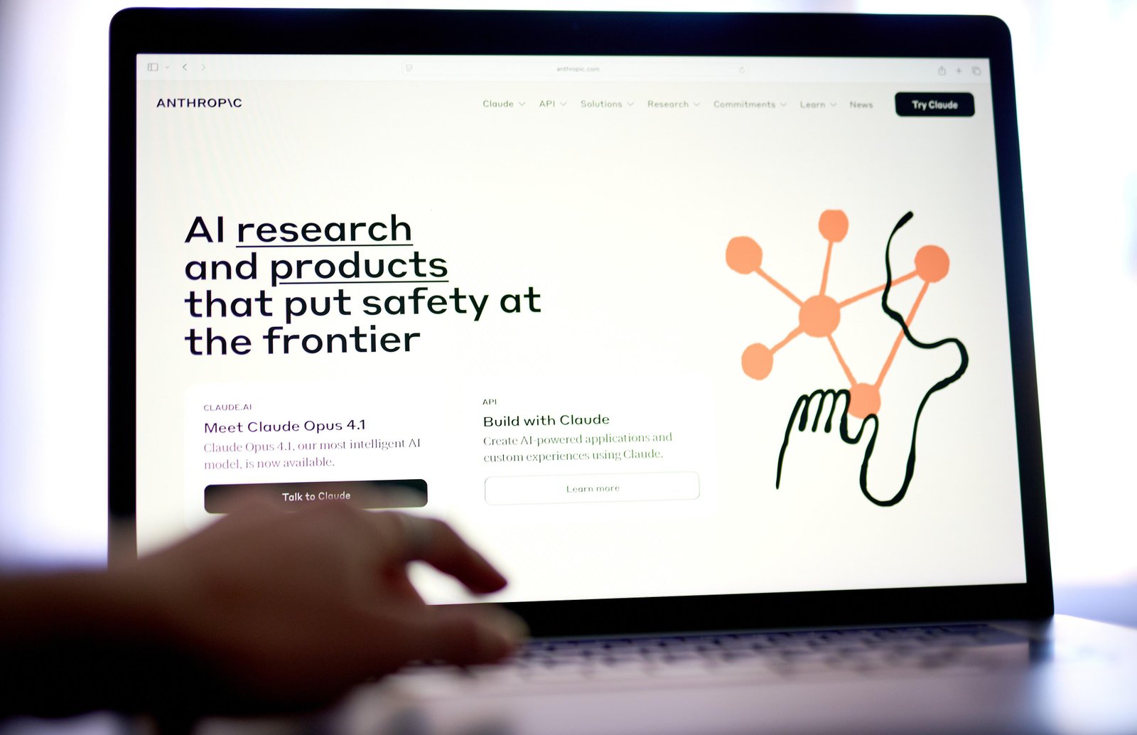 Nova ferramenta de IA da Anthropic derruba Bolsas. Ações de tecnologia e finanças perdem US$ 285 bi