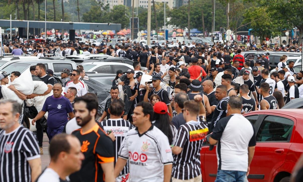 Supercopa: torcedores do Corinthians fazem festa na chegada ao estádio
