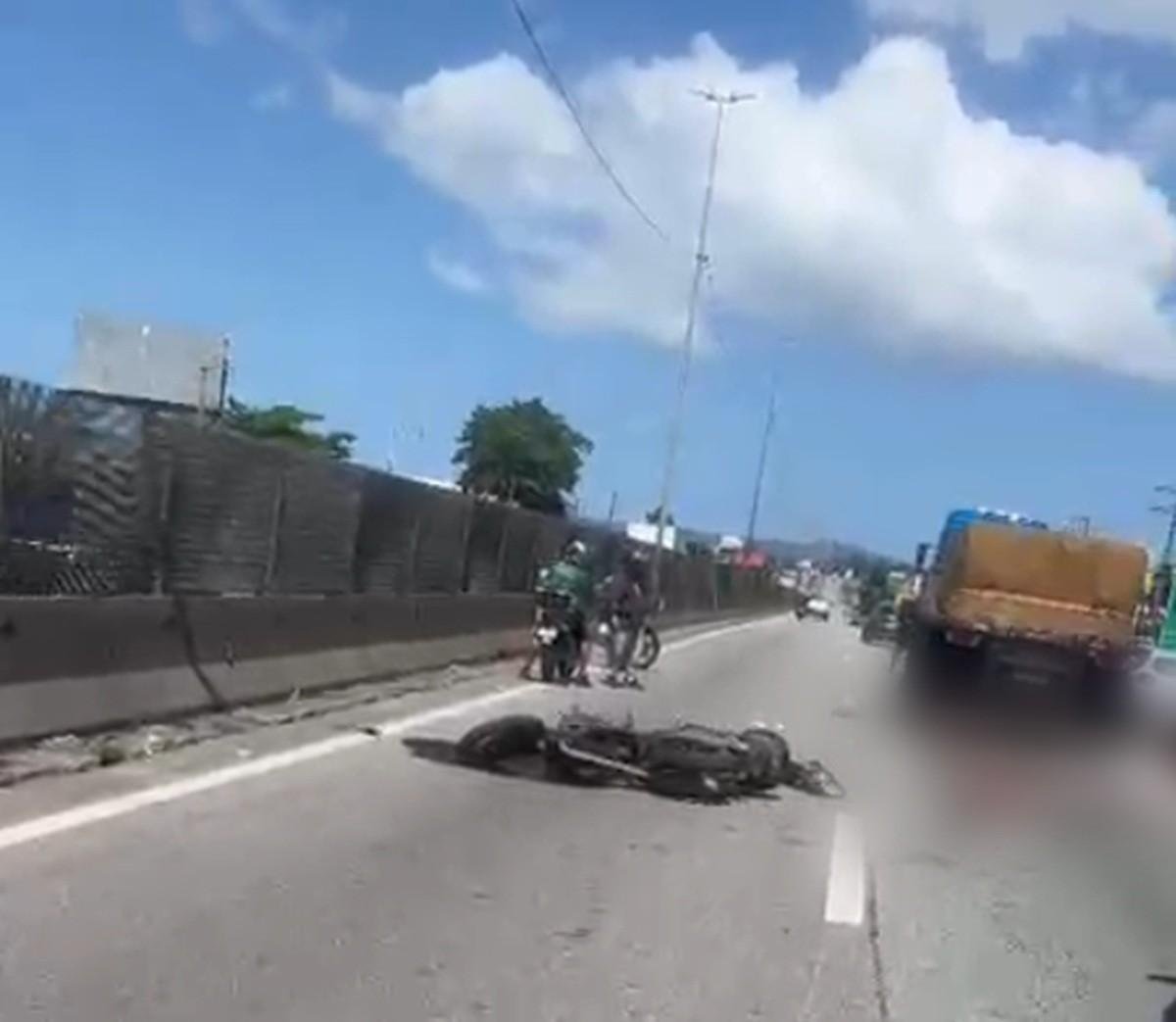 Motociclista morre após colisão com carreta na BR-101 em São José (SC) | G1