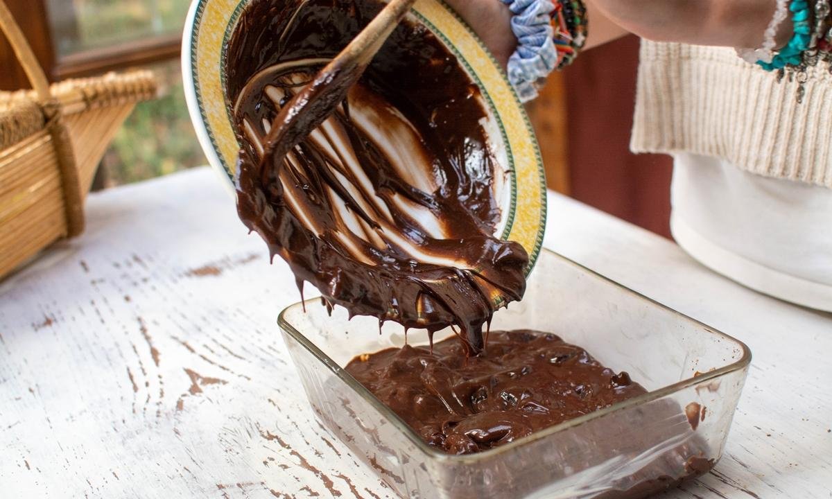 Brigadeiro de enrolar: como fazer doce clássico das festas infantis