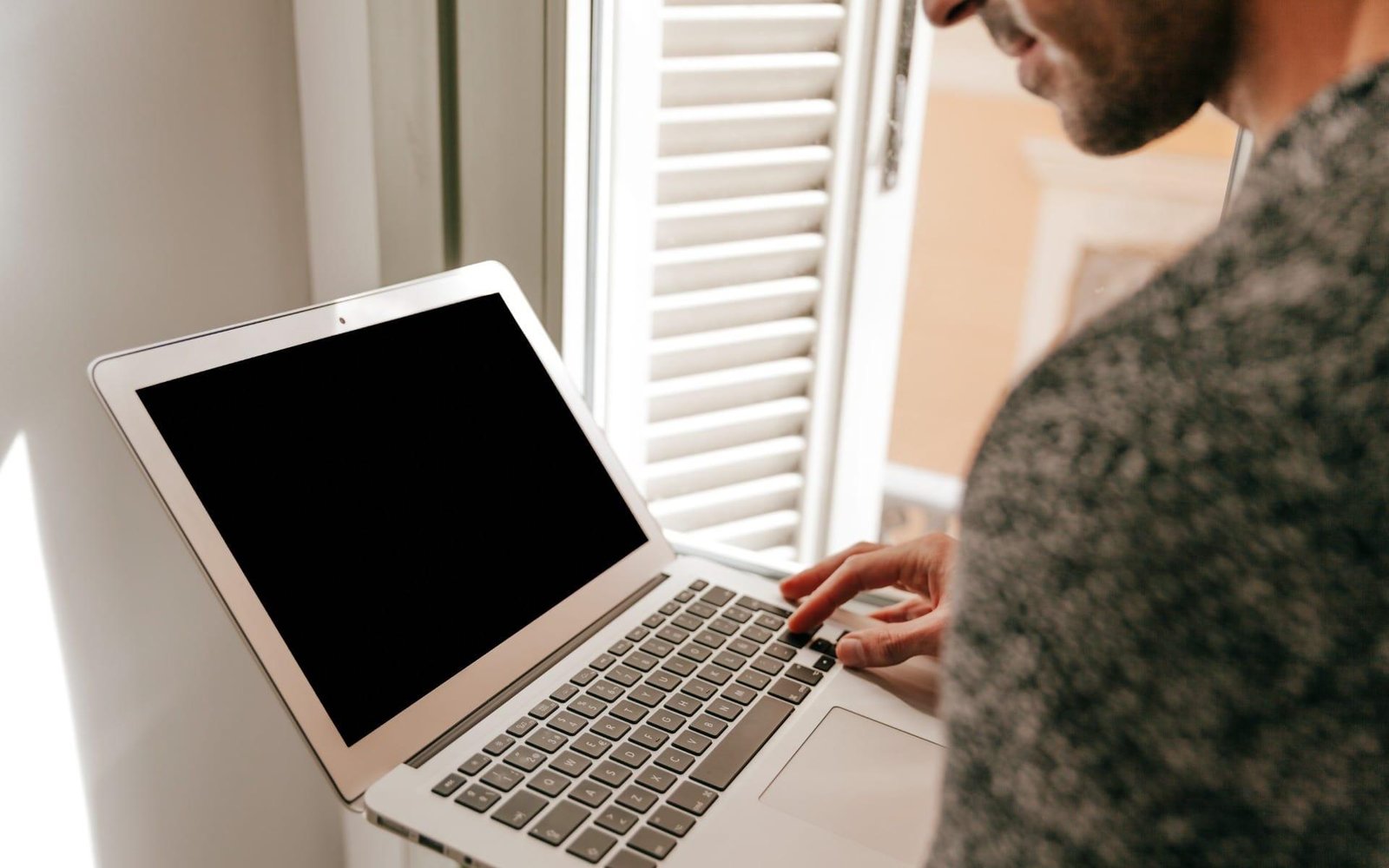 Deixar o notebook ligado na tomada vicia a bateria?