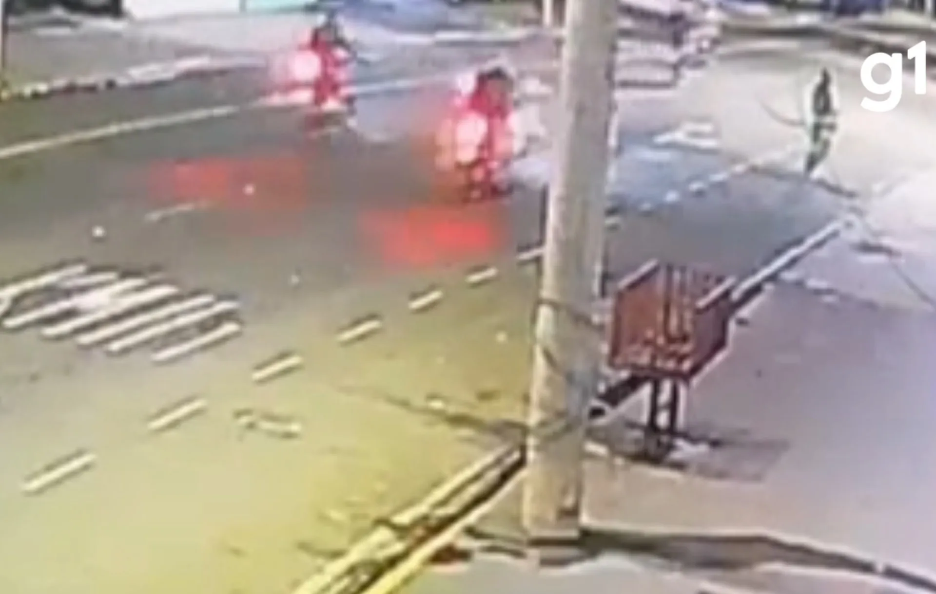 Vídeo mostra momento em que motociclistas são feridos no pescoço | G1