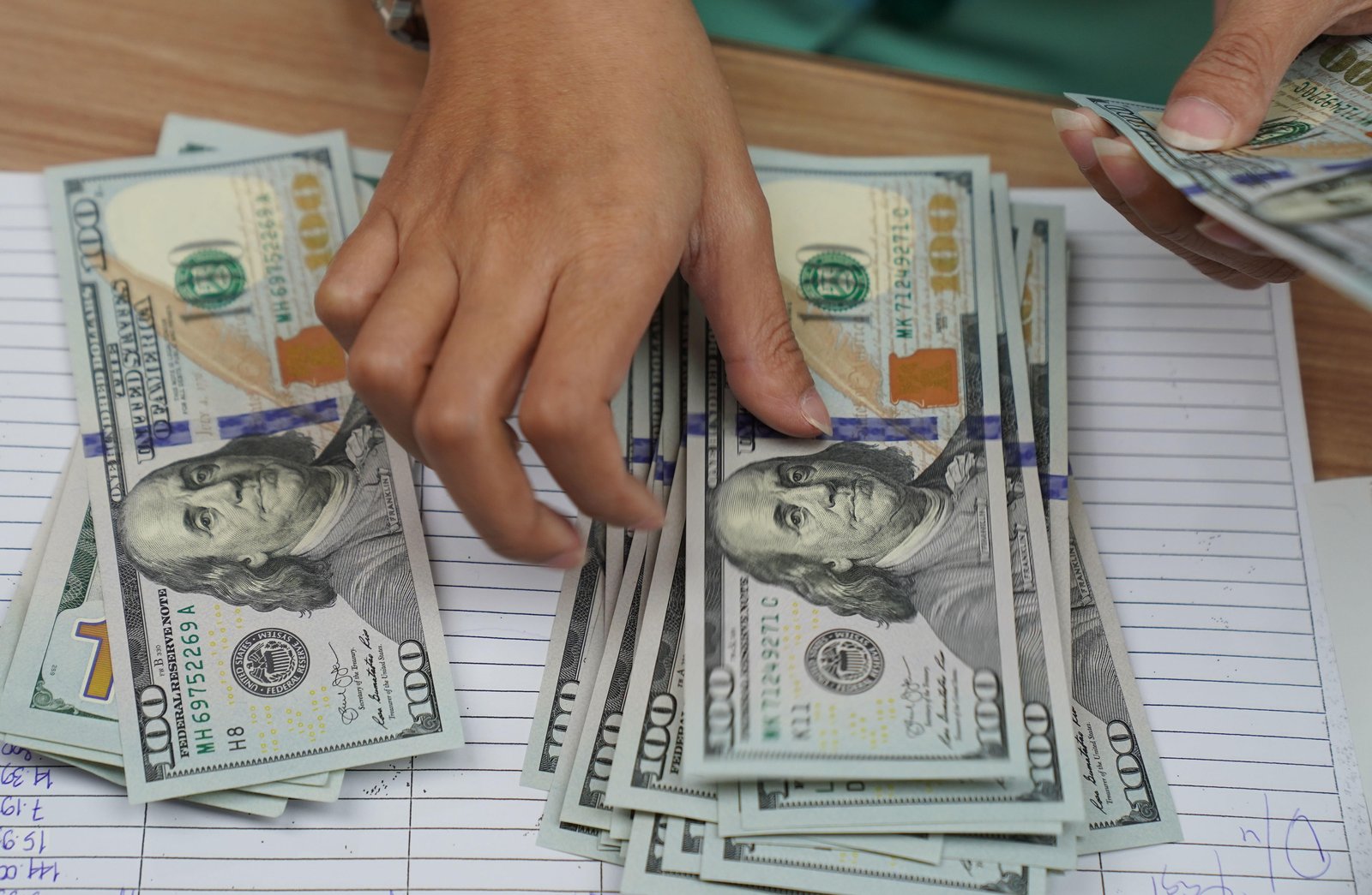 Dólar volta ao patamar de R$ 5,20 e petróleo dispara, com guerra no Irã; Bolsas globais recuam