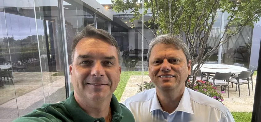 Tarcísio diz que Flávio Bolsonaro precisa explicar relação com Vorcaro