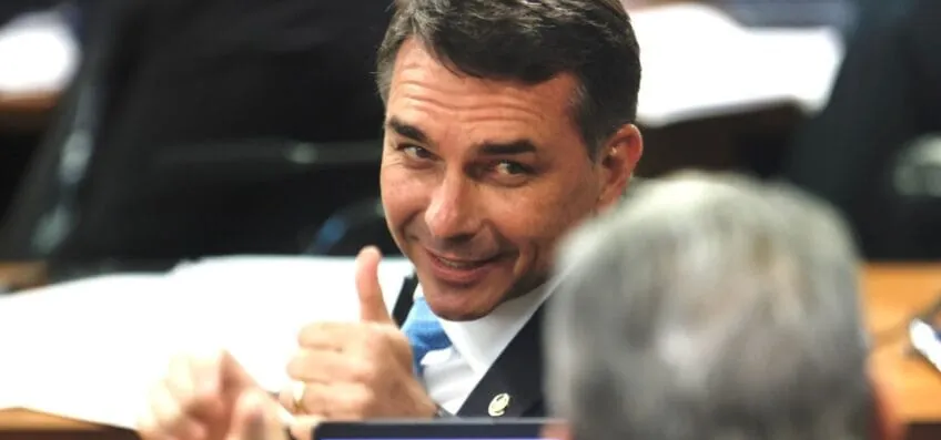 Flávio Bolsonaro defende combate ao crime em visita a Minas