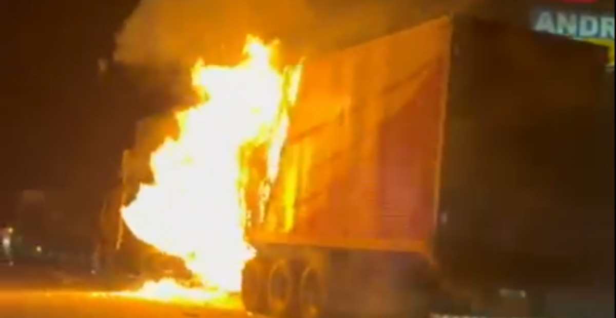 Carreta pega fogo após batida e afeta trânsito em rodovia de Campinas | G1