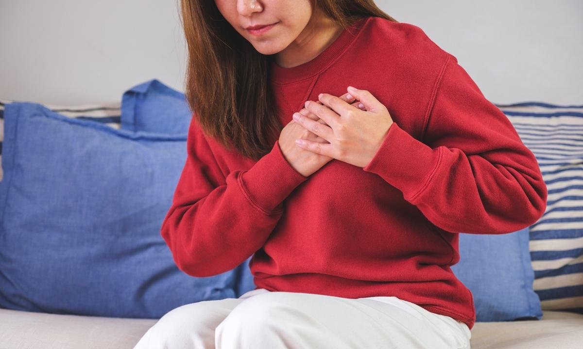 Cardiologista ensina diferença entre dor no peito de ansiedade e infarto