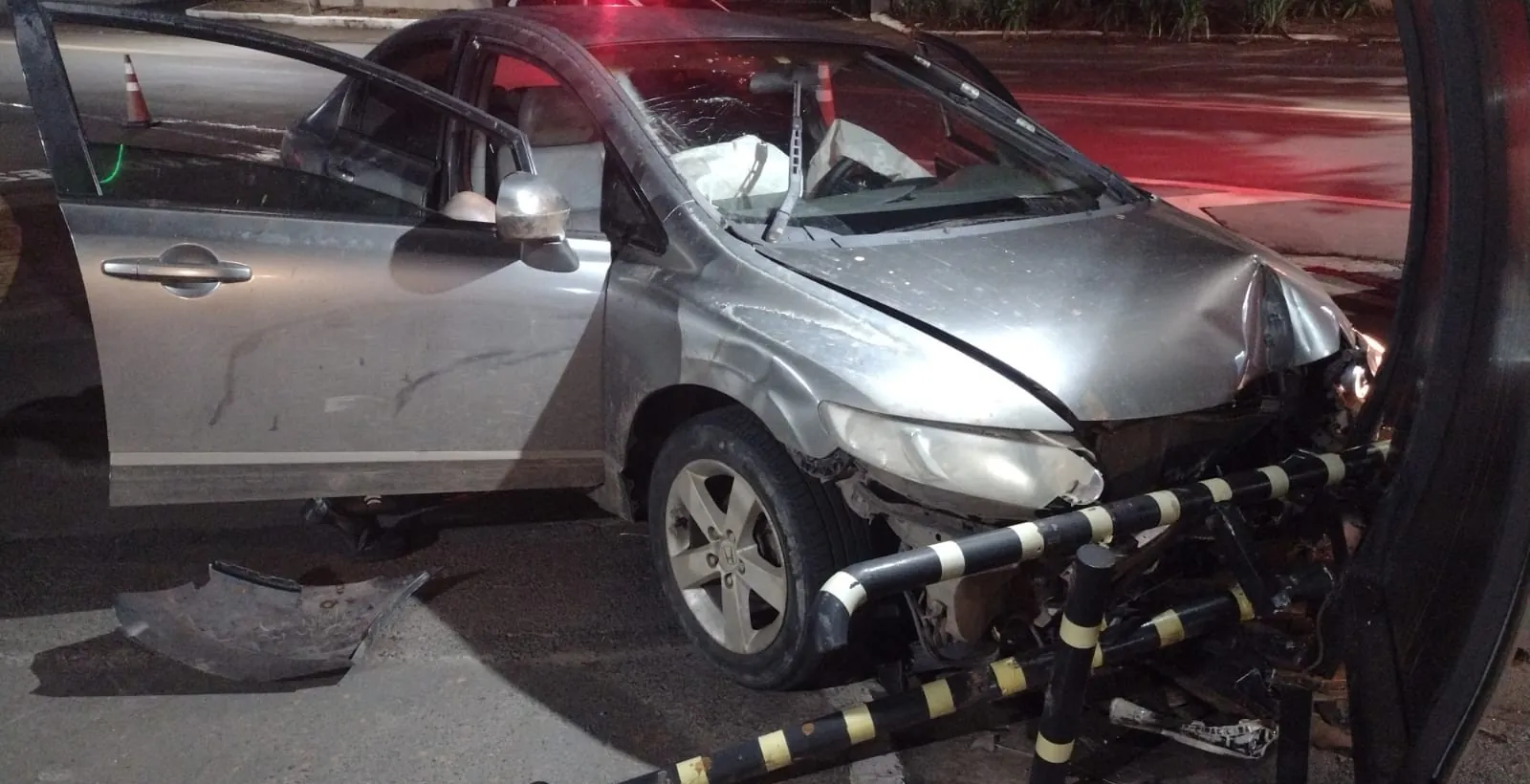 Homem morre ao bater carro contra proteção de leitor facial de prédio | G1