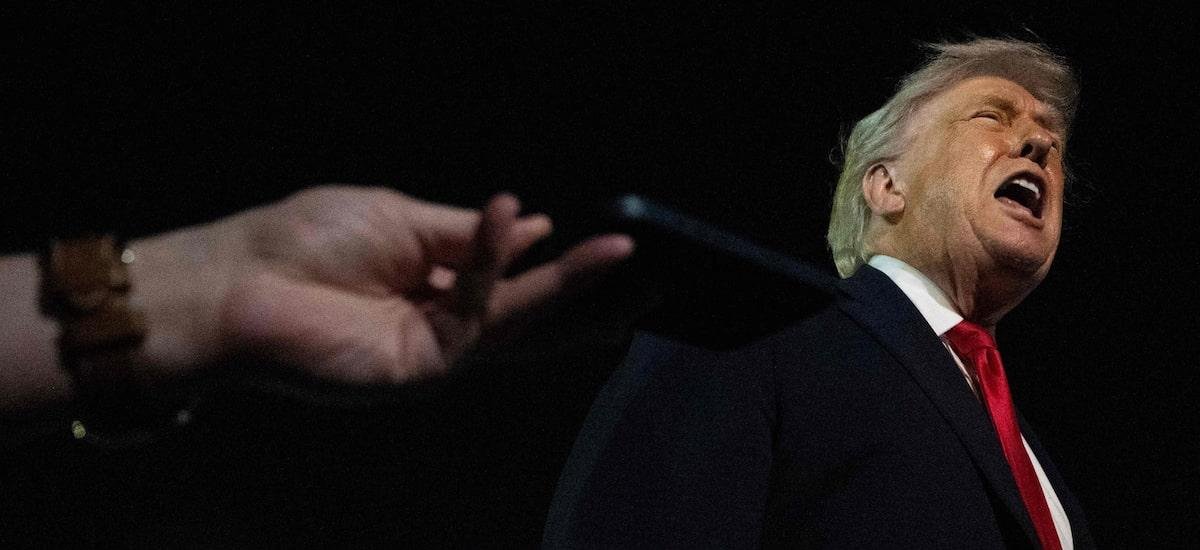 Trump banca secretária de Segurança Interna e critica manifestante morto pelo ICE por portar arma