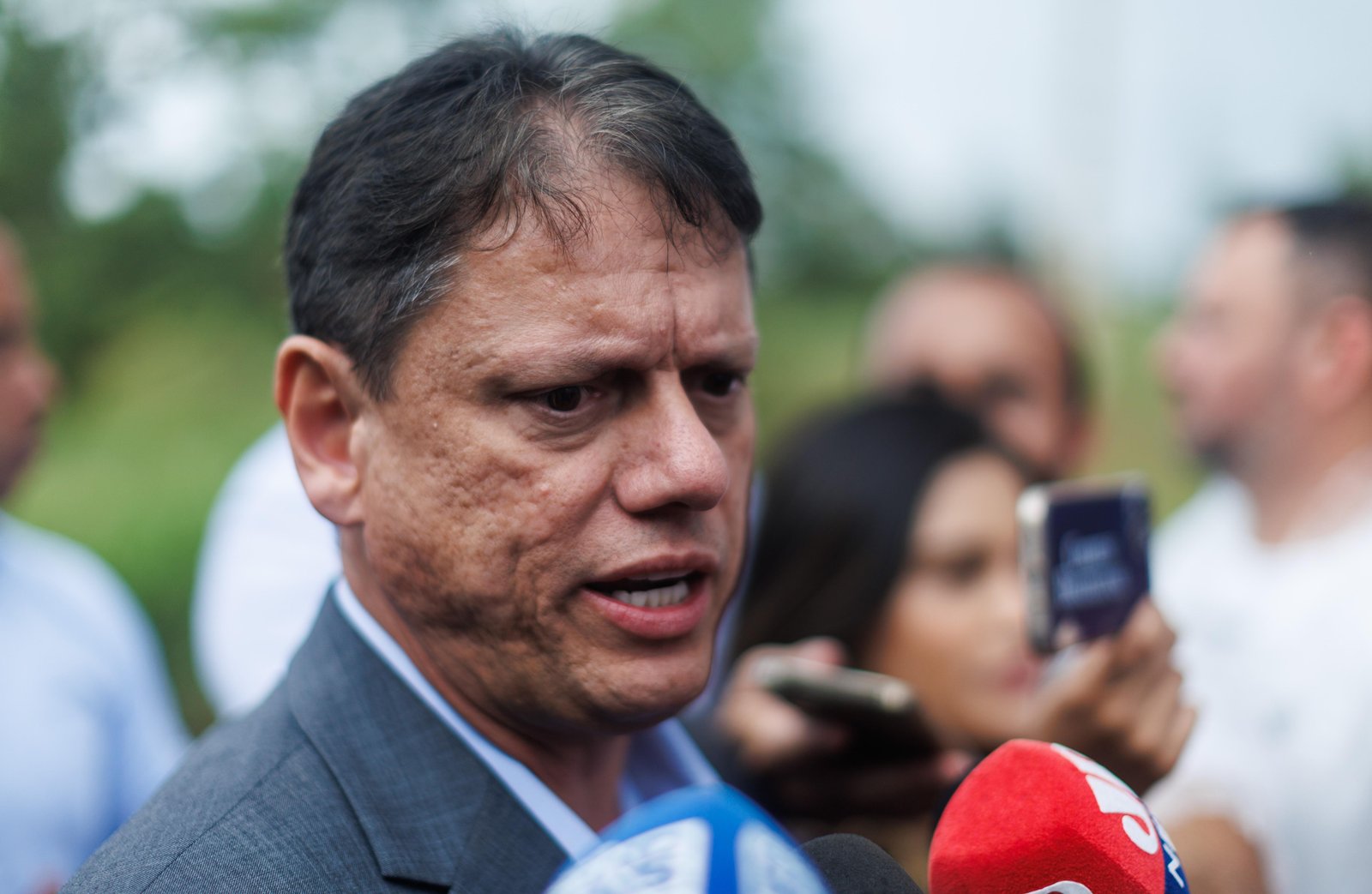 Apoio de Tarcísio à candidatura presidencial de Flávio pesa contra a entrega do posto de vice ao PL em SP